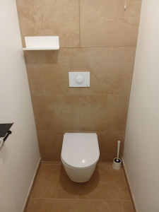 Photo de galerie - Installation d'un WC suspendu.