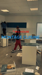 Photo de galerie - Montage et installation d’une cuisine à Mulhouse : assemblage et mise en place des meubles avec soin et précision.