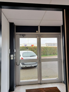Photo de galerie - Rénovation de bureau a Chantenay changement dalle de faux plafond pose de sol souple collé et peinture sur cloison modulaire ( après)