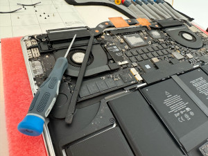 Photo de galerie - Faite respirer vos MacBook Pro avec nos services de nettoyage et remplacement de pâte thermique.