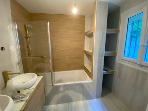 Photo de galerie - Salle de bain avec des niches