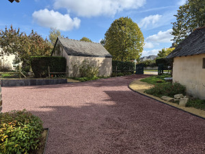Photo de galerie - Création et mise en place dun caillou décoratif avec bordure 