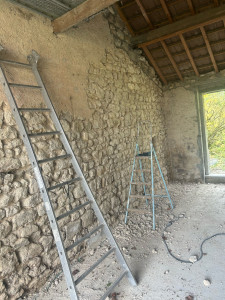 Photo de galerie - Le mur était lisse , j’ai cure jusqu’à faire ressortir les pierres et fait de nouveaux joints 