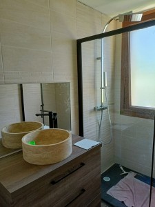 Photo de galerie - Création d'une salle d'eau, pose de la faïence ainsi que de la douche et lavabo