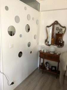 Photo de galerie - Réfection du mur enduit et peinture, fixation d'un miroir. 