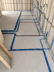 Photo de galerie - Installation des gaines électriques et du câblage en cours. Cheminement propre et organisé des lignes électriques. Préparation soignée pour une installation fiable et durable.