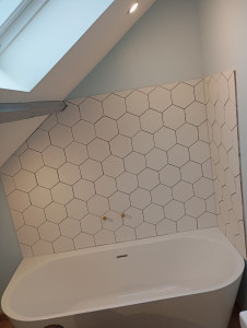 Photo de galerie - Petite façade de baignoire en carrelage mat