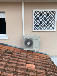 Photo de galerie - Installation d’une pompe à chaleur AIR/AIR HITACHI TRI-split 