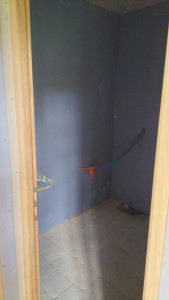 Photo de galerie - Création d'une salle de bain. 

travaux effectué :

implantation pose des rails, pose de placo hydro et phonique , bande en 3 passe  ,  applications carrelage. 