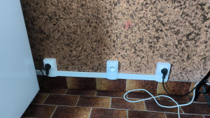 Photo de galerie - Création de 3 prises dédiées en saillie Legrand pour une rénovation progressive de la cuisine, réfrigérateur, four et lave vaisselle en pose libre.
Rénovation du tableau électrique pour accueillir les nouveaux circuits et remplacement des portes fusibles.
