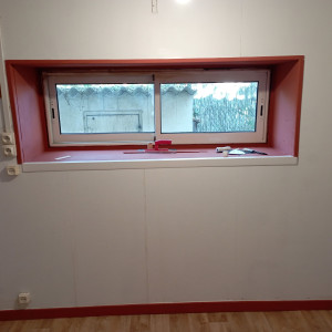 Photo de galerie - Dépose d'ancienne tapisserie sur cloison en bois, finition peinture, plinthe