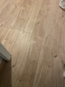 Photo de galerie - Pose parquet + plinthes 