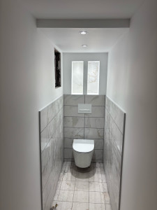 Photo de galerie - Réalisation d’un espace wc complet ( en cours sur la photo )