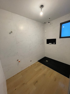 Photo de galerie - Salle de bain : pose faïence 30x60cm marbre et pose carrelage 20x120cm 