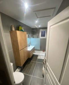 Photo de galerie - Réalisation d’une salle de bain complète
(Placo bande plomberie électricité carrelage peinture pose de fenêtre et montage des meubles )