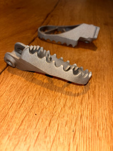 Photo de galerie - Cale-pieds aluminium sablé 