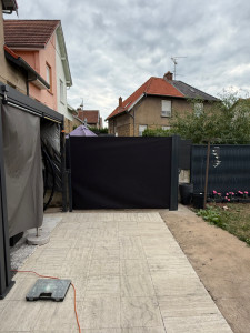 Photo de galerie - Pose d’un paravent extérieur rétractable pour supprimer un vis‑à‑vis et retrouver de l’intimité. Installation propre, fixations solides, résultat net et discret.