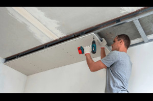 Photo de galerie - Réalisation d’un faux plafond en plaques de plâtre. 