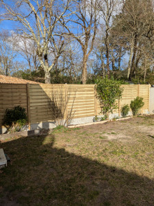Photo de galerie - Palissade avec claustra en bois 
