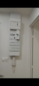 Photo de galerie - Description : Rénovation complète de l’installation électrique avec fourniture et pose d’un nouveau tableau électrique, protections différentielles et disjoncteurs, repérage des circuits et mise en conformité selon la norme NF C 1