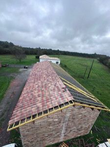 Photo de galerie - Remplacement complet de la couverture avec pose d’un écran sous-toiture, liteaux neufs et tuiles en terre cuite pour une toiture durable et parfaitement étanche.
