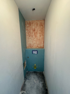 Photo de galerie - Préparation des murs et du support avant pose du bâti WC suspendu : reprise des cloisons, traitement des surfaces et préparation avant finition.
