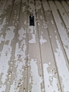 Photo de galerie - Porte de garage à décaper.
Repeinte en laque avec une sous couche spéciale galva qui n'avait pas été effectué lors de la première mise en peinture. (voir l'autre photo pour le résultat) 