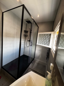 Photo de galerie - Préparation sol, mur et installation d’une cabine de douche. Robinetterie, panneaux, carrelage…