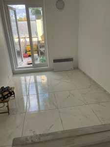 Photo de galerie - Changements carrelage et porte et papiers spéciales 