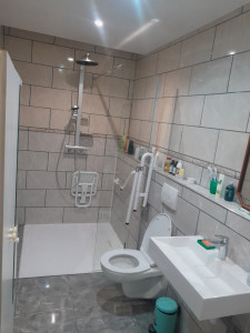 Photo de galerie - Cration salle de bain pmr avant et apres