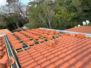 Photo de galerie - Rénovation toiture en tuiles Romane Evo rouge