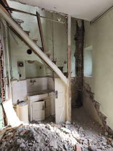 Photo de galerie - Démontage d'un ancien escalier en bois 17 marche épaisseur 10cm