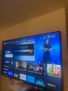 Photo de galerie -  Fixation murale d’une télévision avec support adapté. Installation sécurisée, niveau vérifié et câbles organisés proprement. Travail soigné et durable. 