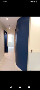 Photo de galerie - Préparation des murs et plafonds avant les painters avec une belle séparation des couleurs 