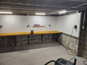 Photo de galerie - Réalisation établie complète ( elec, luminaire, équerre métallique, panneaux d'agencement,etc...)