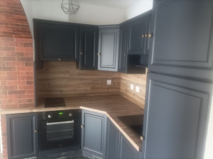 Photo de galerie - Peinture meuble de cuisine poser plan de travail et nouveau crédence