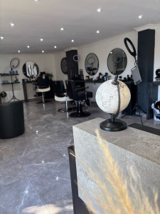 Photo de galerie - Nettoyage régulier du salons de coiffure : le nettoyage des sols pour éliminer les cheveux, le dépoussiérage des surfaces de travail, la désinfection des équipements et des sanitaires, ainsi que le nettoyage des vitres et miroirs.