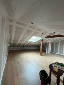 Photo de galerie - La photo du grenier avant faire le enduit et peinture 