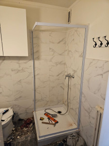 Photo de galerie - Rénovation salle de bain 
pose de bacs à douche et parois de douche 