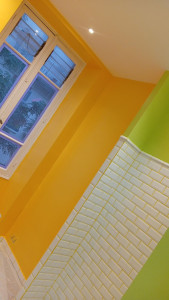 Photo de galerie - Salle de bain deux couleurs pistache abricot 
