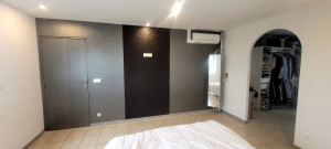 Photo de galerie - Covering effet métal et paillettes noir sur un murs 
