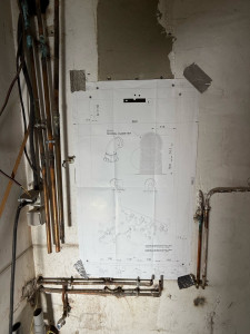 Photo de galerie - Le gabarit est à sa place (bien positionné) avec la coupure de les tuyaux de cuivres 