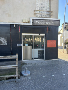 Photo de galerie - Facade du restaurant avant de la peintre en bleu Marjolaine 