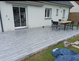 Photo de galerie - Pose d'un carrelage effet parquet sur une terrasse 