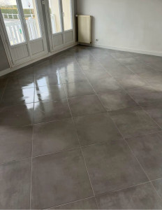 Photo de galerie - Un poseur de carrelage professionnel spécialisé dans la pose de carrelage intérieur et extérieur, avec un travail soigné, précis et des finitions de qualité.