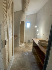 Photo de galerie - Création salle de bain complète avec plan de vasque douche arrondie et travertin au sol , enduit de chaux aux murs 
