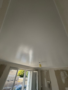 Photo de galerie - Mise en peinture d’un plafond avec préparation du support.