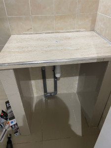 Photo de galerie - Avant perçage carrelage lavabo et robinet