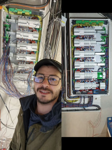 Photo de galerie - Montage et raccordement soigné d'un tableau électrique avec respect des normes de sécurité.
