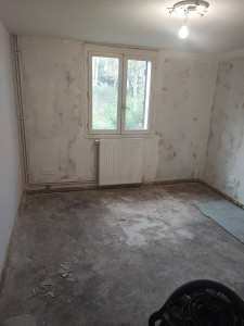 Photo de galerie - Réfection d une chambre sol et peinture avant travaux.....